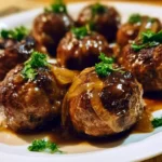 Polpette di Manzo con Salsa di Cipolla servite in un piatto