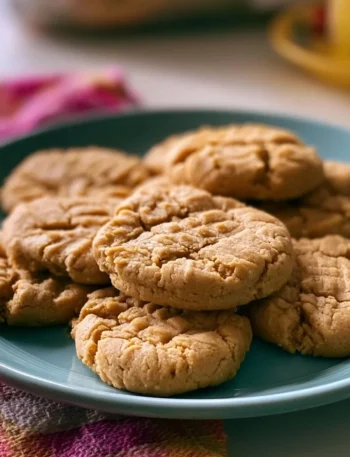 Biscotti al burro di arachidi appena sfornati su un piatto decorativo