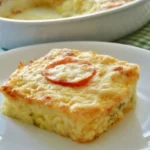 Riso al forno con zucchine, pancetta e scamorza, un piatto gustoso e invitante.