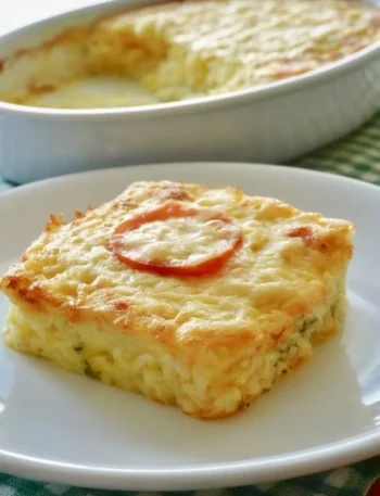 Riso al forno con zucchine, pancetta e scamorza, un piatto gustoso e invitante.