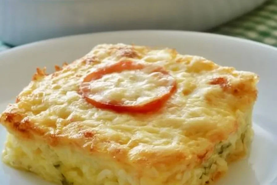 Riso al forno con zucchine, pancetta e scamorza, un piatto gustoso e invitante.