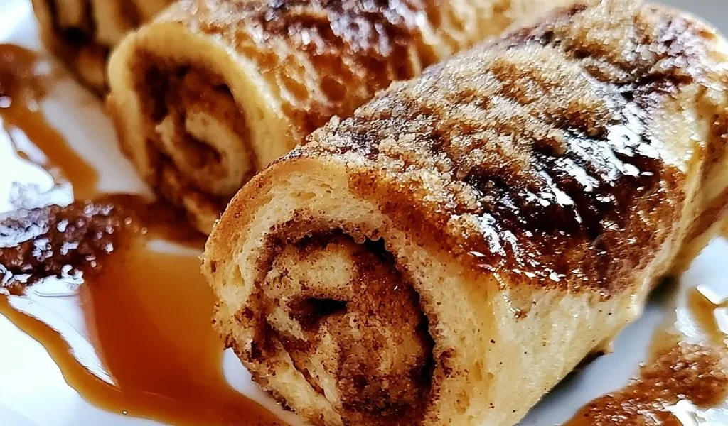 Rotoli di Toast Francese alla Cannella serviti su un piatto