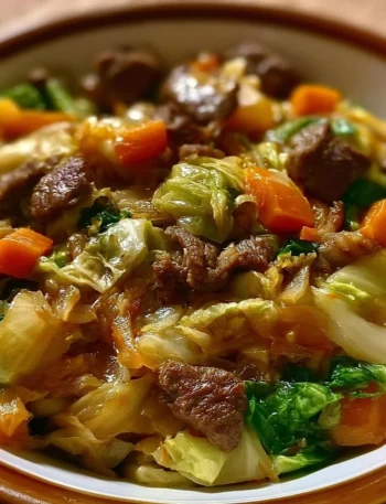 Manzo all'Aglio con cavolo tenero, piatto casalingo delizioso e tradizionale.