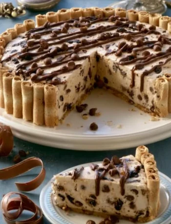 Semifreddo al caffè e cioccolato decorato con scaglie di cioccolato