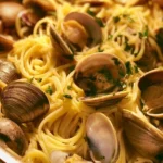 Piatto di spaghetti alle vongole con vongole fresche e prezzemolo