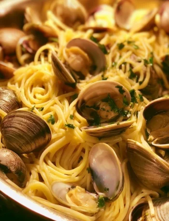 Piatto di spaghetti alle vongole con vongole fresche e prezzemolo