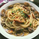Piatto di spaghetti alle vongole serviti con prezzemolo fresco