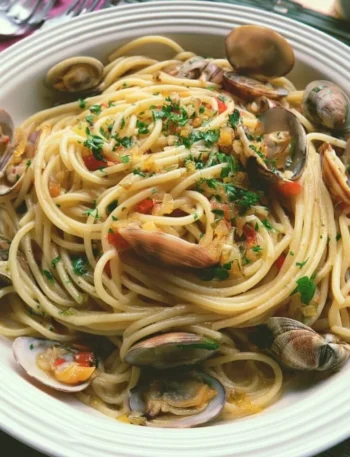 Piatto di spaghetti alle vongole con vongole fresche e salsa di pomodoro