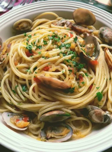 Piatto di spaghetti alle vongole con vongole fresche e salsa di pomodoro