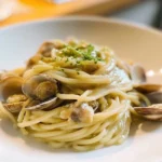 Piatto di spaghetti alle vongole veraci con lime fresco