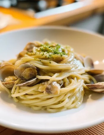 Piatto di spaghetti alle vongole veraci con lime fresco
