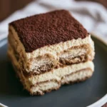 Delizioso tiramisù tradizionale con caffè e mascarpone