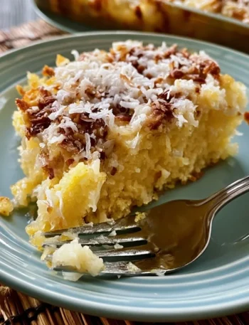 Torta al cocco e budino con decorazioni di cocco fresco