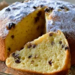 Torta alla panna con banane e gocce di cioccolato fresca e appetitosa