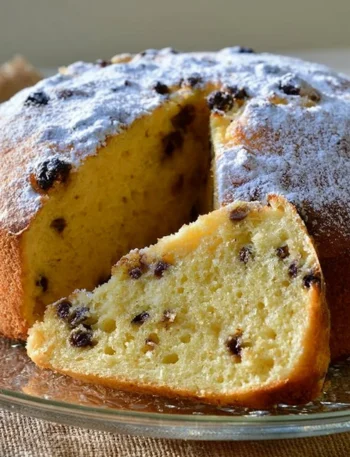 Torta alla panna con banane e gocce di cioccolato fresca e appetitosa