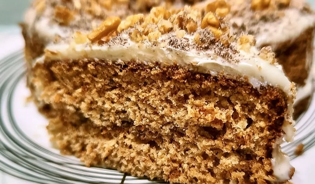 Torta alle noci decorata con noci e zucchero a velo