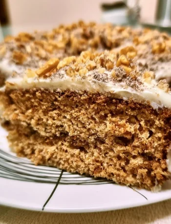 Torta alle noci decorata con noci e zucchero a velo