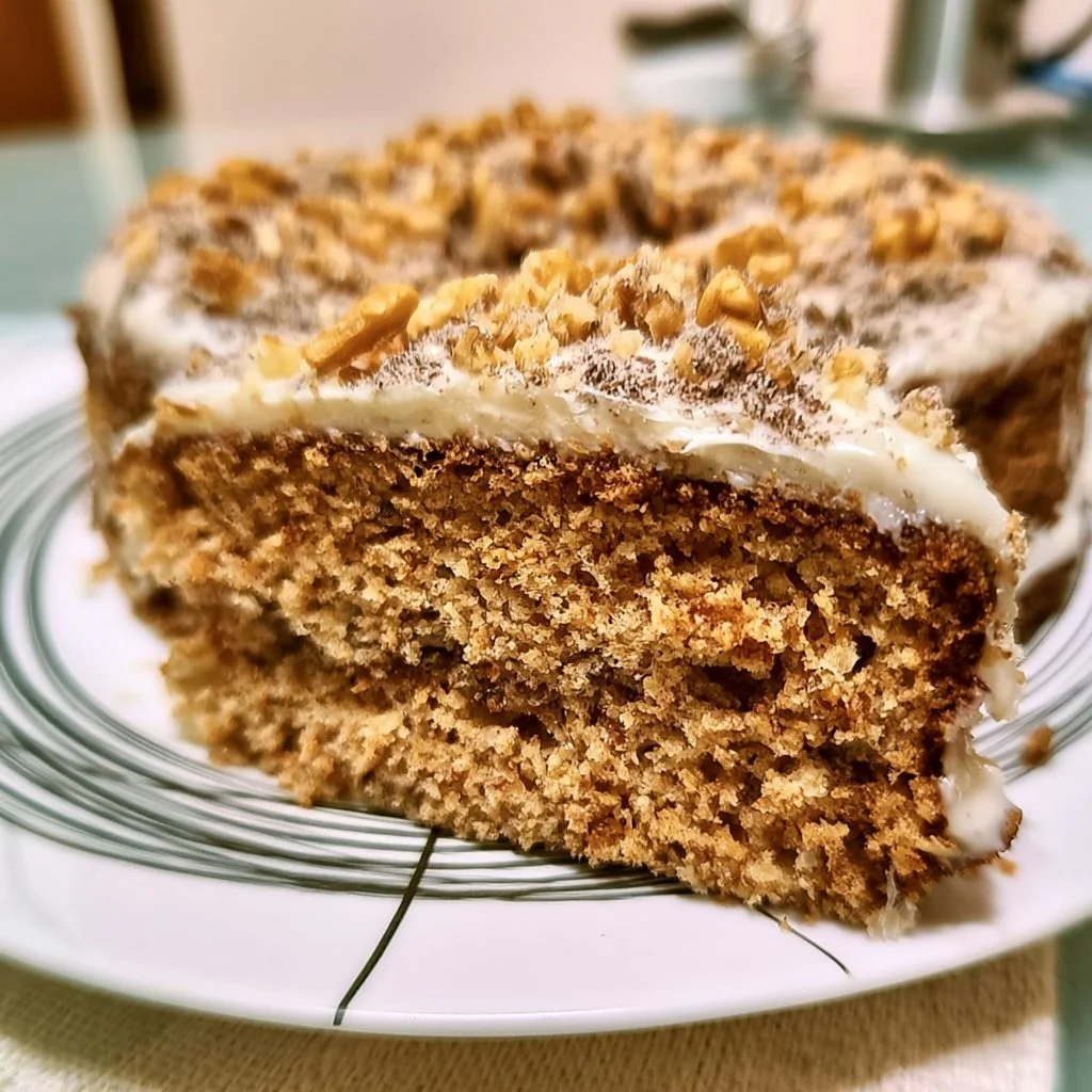 Torta alle noci decorata con noci e zucchero a velo