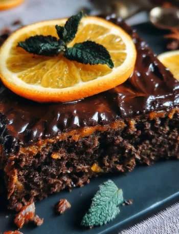 Torta arancia e cioccolato con decorazioni di agrumi e cioccolato fondente