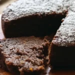Una fetta di torta di arance e cioccolato su un piatto elegante
