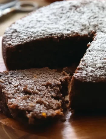 Una fetta di torta di arance e cioccolato su un piatto elegante
