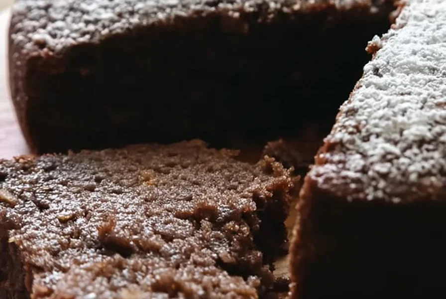 Una fetta di torta di arance e cioccolato su un piatto elegante