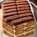 Fetta di torta di biscotti della nonna servita su un piatto