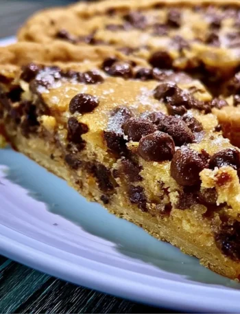 Torta di Cookies al Cioccolato decorata con gocce di cioccolato