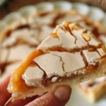 Torta di mele glassata senza bilancia con mele fresche e glassa lucida.