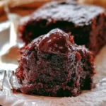 Torta di Pudding al Cioccolato alla Vecchia Moda pronta da servire