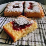 Torta morbida con confettura di frutta, dessert creativo e delizioso