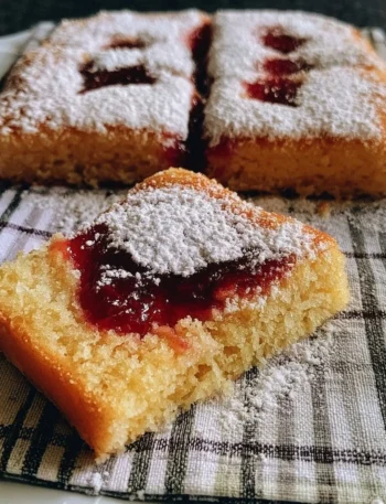 Torta morbida con confettura di frutta, dessert creativo e delizioso