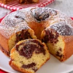 Torta Ricotta Arancia e Cioccolato decorata con fettine d'arancia e scaglie di cioccolato.