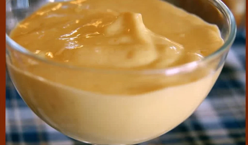 Zabaione al marsala servito in una ciotola con una spolverata di cacao.