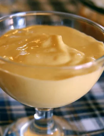 Zabaione al marsala servito in una ciotola con una spolverata di cacao.