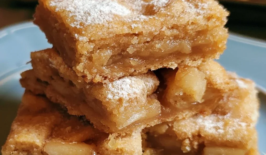 Barrette di torta di mele appena sfornate con mele fresche