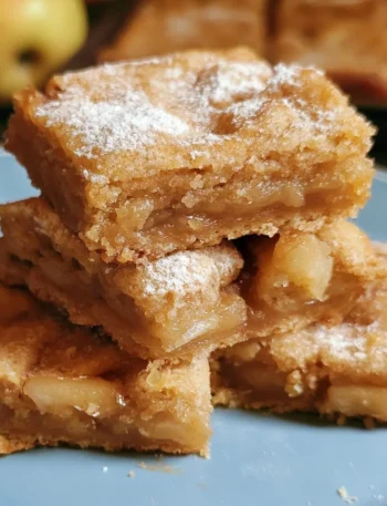 Barrette di torta di mele appena sfornate con mele fresche