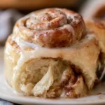Deliziosi cinnamon rolls morbidi e soffici con zucchero sopra