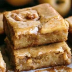 Brownies di mele glassati con sciroppo d'acero serviti su un piatto
