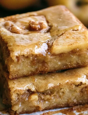 Brownies di mele glassati con sciroppo d'acero serviti su un piatto