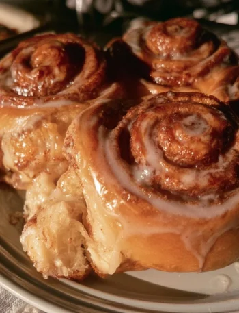 Cannoncini alla cannella, dolci sfoglia ripieni di crema alla cannella.