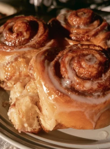 Cannoncini alla cannella, dolci sfoglia ripieni di crema alla cannella.