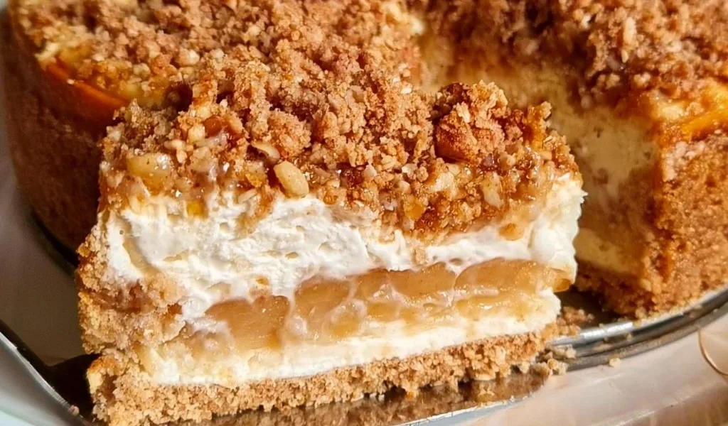 Cheesecake di mela e crumble, un dolce cremoso e croccante