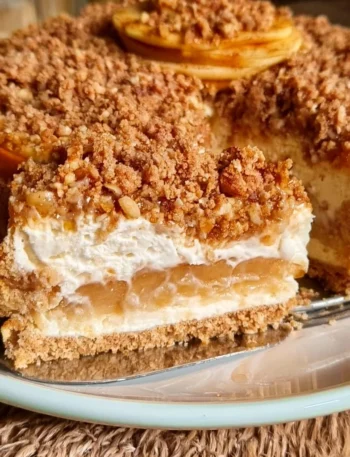 Cheesecake di mela e crumble, un dolce cremoso e croccante