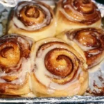Ciambelle alla cannella morbide e appiccicose su un piatto