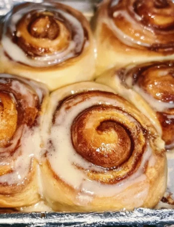Ciambelle alla cannella morbide e appiccicose su un piatto
