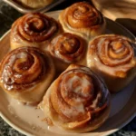 Deliziosi Cinnamon Rolls Fatti in Casa con zucchero di canna e cannella.