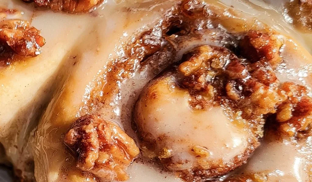 Cinnamon rolls con ripieno di torta di noci e guarnizione di noci pecan