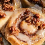 Cinnamon rolls con ripieno di torta di noci e guarnizione di noci pecan