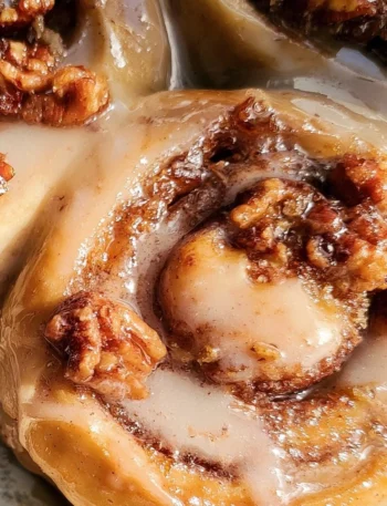 Cinnamon rolls con ripieno di torta di noci e guarnizione di noci pecan